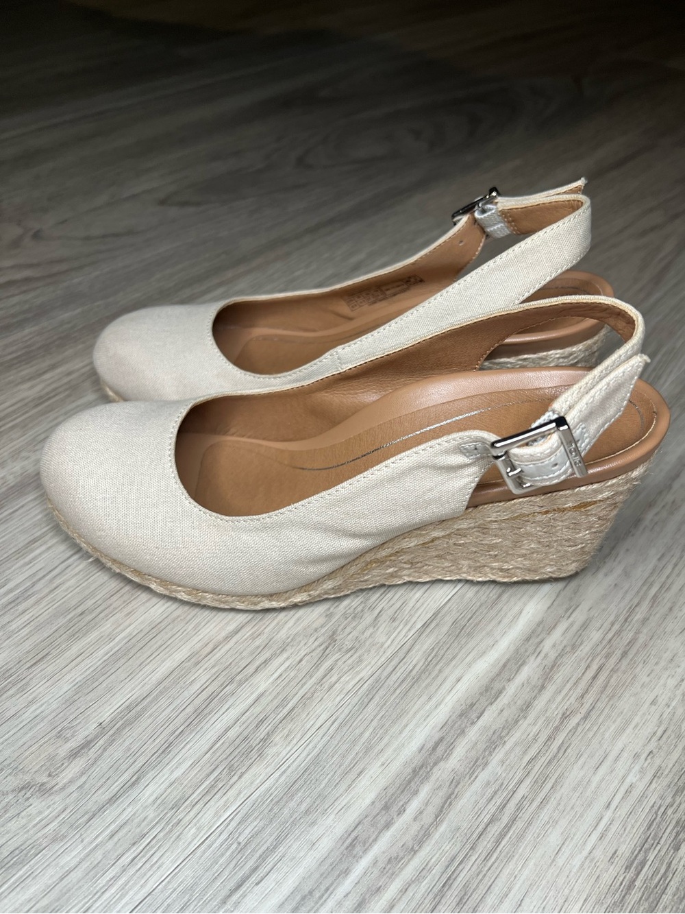 Vionic Coralina women career Tan Canvas Wedge Size 6.5 *Tiny Flaws